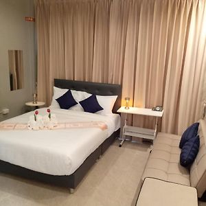 Studio Lit King-Size